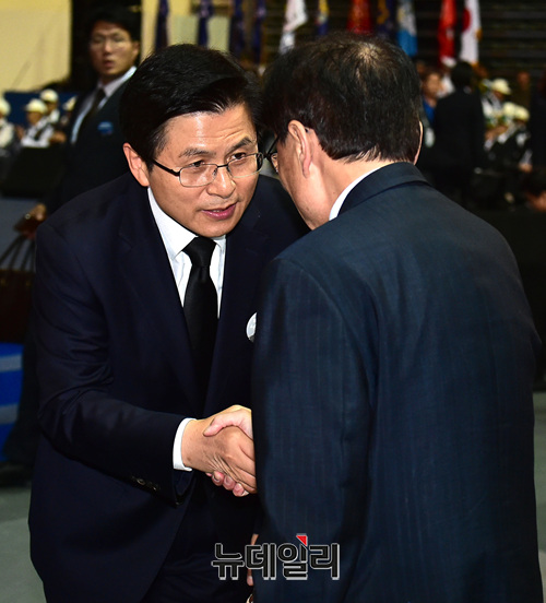 ▲ 황교안 자유한국당 대표가 25일 서울 장충체유관에서 열린 6.25 제69주년 기념식에서 이해찬 더불어민주당 대표와 인사하고 있다.ⓒ이종현 기자