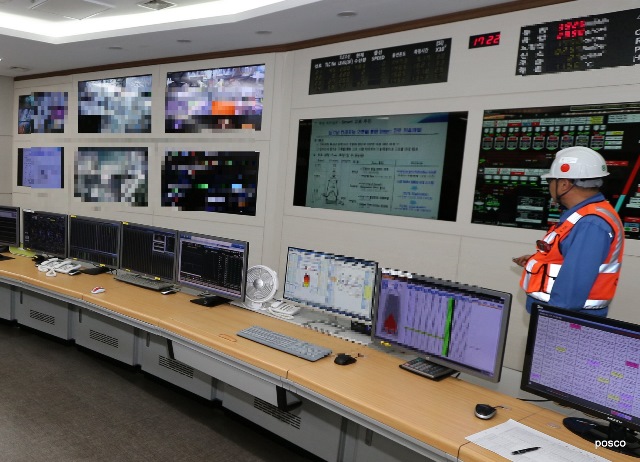 ▲ 포항제철소 2고로 운전실. 이곳에서는 연원료 품질 측정, 코크스 물류 분석, 고로 중부 상태 측정, 출선 상태 측정을 한다.ⓒ포스코
