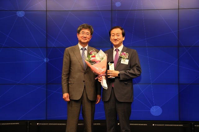 ▲ 26일 서울 JW 메리어트 동대문스퀘어에서 열린 ‘조선일보 선정 2019 국가브랜드 대상’시상식에서 경주세계문화엑스포 류희림 사무총장(사진 오른쪽)이 ‘종합문화테마파크’ 부문 대상을 수상하고 있다.ⓒ경주엑스포