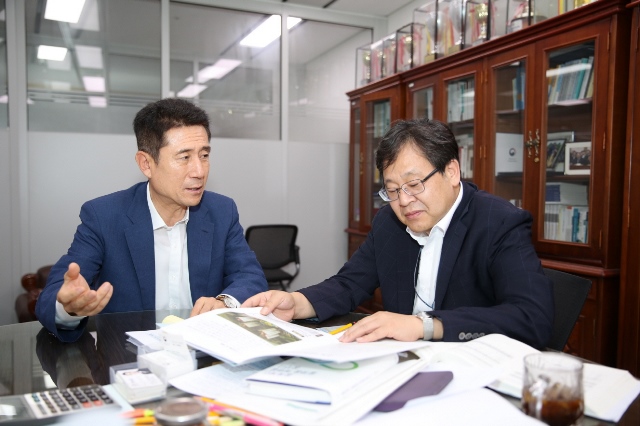 ▲ 이강덕(왼쪽) 포항시장이 중앙부처를 방문해 안일환 예산실장과 면담을 하고 있다.ⓒ포항시