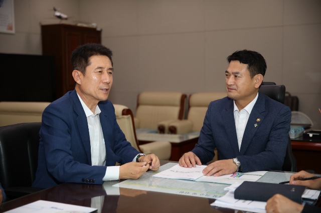 ▲ 김경욱(오른쪽) 국토교통부 제2차관과 면담 모습.ⓒ포항시