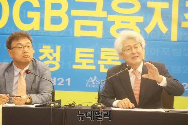 ▲ 김태오 회장(오른쪽)은 캄보디아 등 동남아권 은행 진출에 속도를 낼 것이라며 대구은행은 성장에 유리한 입지에 놓여 있다고 전망했다. 왼쪽은 전 대구 MBC 보도국장.ⓒ뉴데일리