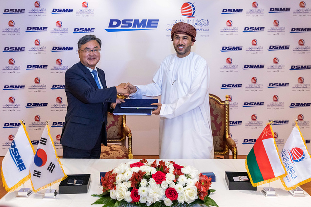 ▲ 지난 26일(현지시간) 오만에서 대우조선해양 이성근 사장(왼쪽)과 ASYAD 그룹 압둘라흐만 살림 알 하트미 (Abdulrahman Salim Al Hatmi) 회장이 초대형원유운반선 건조 계약서에 서명한 뒤 악수를 하고있다.ⓒ대우조선해양