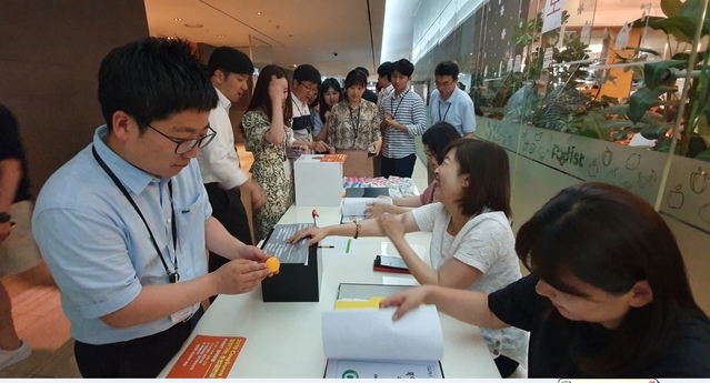 ▲ 한화에어로스페이스 ‘제4회 컴플라이언스 위크(Compliance Week)’ 에서 진행된 ‘준법골든벨 퀴즈풀이’ 이벤트에서 임직원들이 퀴즈를 풀고 있다.ⓒ한화에어로스페이스