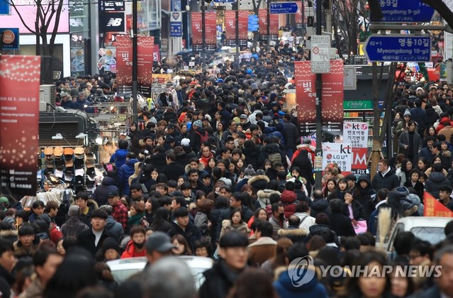 ▲ 사진은 지난해 크리스마스 당일인 25일 오후 서울 명동이 나들이 인파로 붐비는 모습. ⓒ