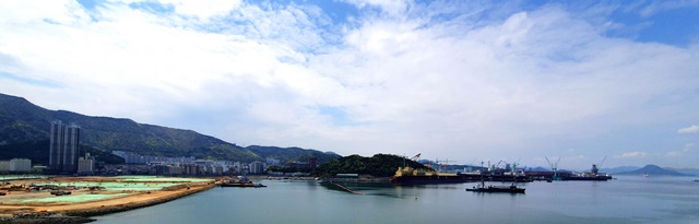 ▲ 거제 빅아일랜드 현장 부지(좌)와 고현항(우). ⓒ더피알