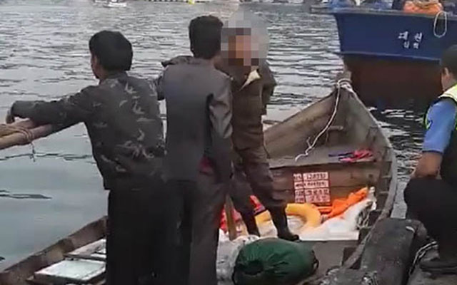 ▲ 출동한 해경이 북한 어민들을 조사하는 모습. ⓒ뉴시스. 무단전재 및 재배포 금지.