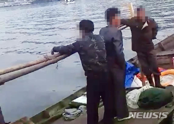 ▲ 북한 주민 4명이 북한에서부터 타고 남하해 삼척항에 입항한 북한 목선ⓒ뉴시스.