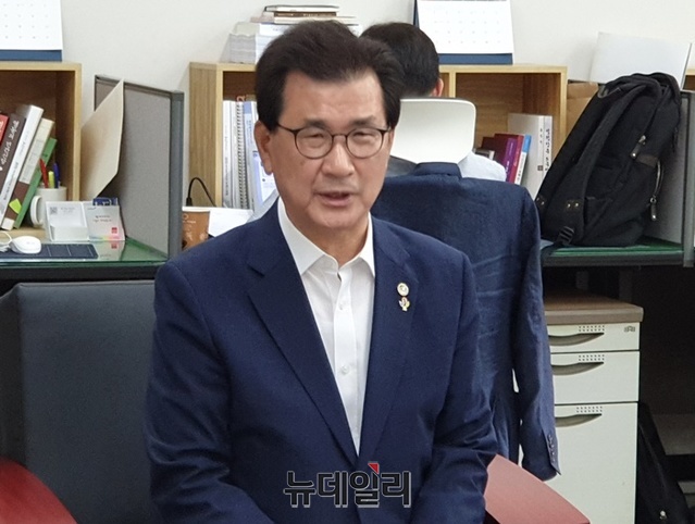 ▲ 이시종 충북도지사가 27일 도청 기자실에서 민선 7기 1년 기자간담회에서 기자들의 질문에 답하고 있다.ⓒ박근주 기자