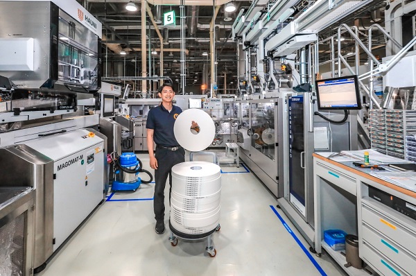 ▲ BAT코리아 사천공장 완성된 궐련 스틱이 갑포장 단계로 넘어가는 과정.ⓒBAT코리아