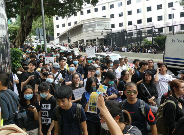 ▲ 26일 주 홍콩 미국 총영사관에 몰린 시민들. G20회담에서 중국에 홍콩자유보장 압력을 행사해 줄 것을 요청하고 있다.ⓒ허동혁