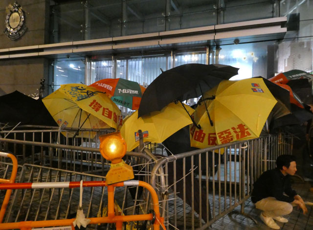 ▲ 26일 밤 시위대에 의해 봉쇄당한 홍콩경찰총부 입구ⓒ허동혁