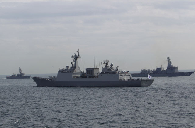 ▲ 2015년 10월 해상자위대 관함식을 위해 일본 연안에서 연습 중인 한국 해군 구축함 대조영함. 이 행사 이후 한국해군과 일본 해상자위대 간의 교류는 사실상 사라졌다. ⓒ연합뉴스   AP. 무단전재 및 재배포 금지.