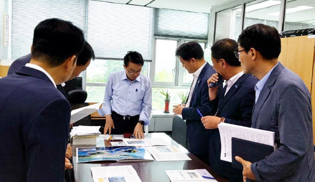 ▲ 중앙 양춘모 기획재정부 경제예산심의관, 오른쪽에서 세 번째 이희진 영덕군수.ⓒ영덕군