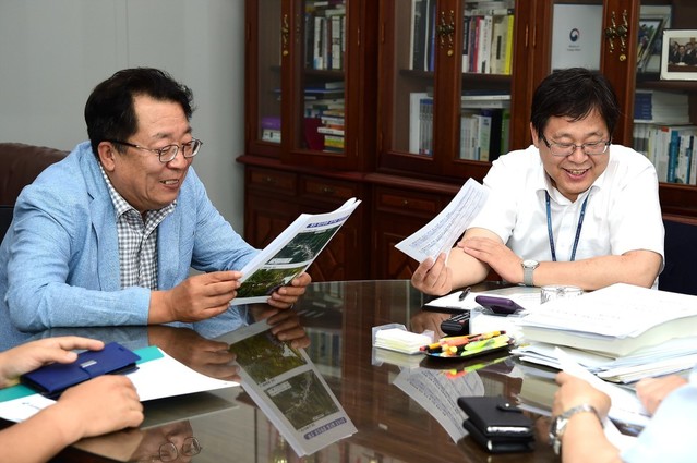 ▲ 27일 이상천 시장(왼쪽)이 기획재정부를 방문해 지역 현안사업을 설명하며 내년도 정부예산에 반영될 수 있도록 요청하고 있다.ⓒ제천시