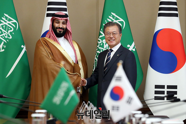 ▲ 빈 살만 왕세자는 지난 26일 한국에 도착한 뒤 청와대에서 문재인 대통령과 회담을 갖고 10개 분야에서의 협력에 관한 양해각서(MOU)에 서명했다. ⓒ뉴데일리. 청와대 제공.