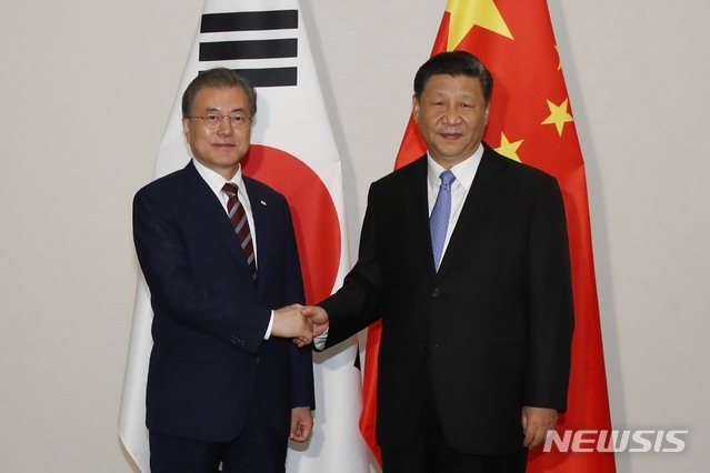 ▲ 문재인 대통령과 시진핑(習近平) 중국 국가주석이 27일 일본 오사카 웨스틴 호텔에서 정상회담에 앞서 악수를 하고 있다.ⓒ뉴시스