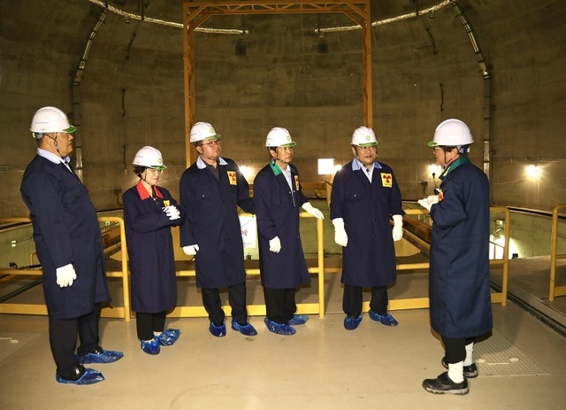 ▲ 대전시의회 원자력안전 특별위원회는 27일 경북 경주 방사성폐기물처리장을 방문, 방폐장 시설을 둘러보고 있다.ⓒ대전시의회