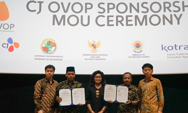 ▲ 지난 27일(현지시간) 열린 OVOP 프로그램 MOU에 참가한 관계자들이 기념 촬영을 하고 있다. 왼쪽부터 신희성 CJ인도네시아 대표, 무스타킴 구윱 산토소 초콜렛 조합장, 빅토리아 인도네시아 중소기업부 차관, 주마리아디 마눙갈 커피 조합장, 김병삼 KOTRA 자카르타 무역관장. ⓒCJ제일제당