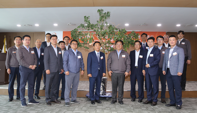 ▲ 한화디펜스 이성수 대표이사(앞줄 오른쪽에서 다섯번째) 참가자들이 준법을 다짐하는 문구가 적인 메모지를 준법나무에 매단 후 단체사진을 찍고 있다.ⓒ한화디펜스