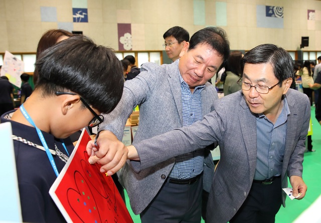 ▲ 부천 내동중 메이커 축제를 참관한 삼성물산 CSR 위원회 이현수 사외이사(오른쪽)와 권재철 사외이사(중간).ⓒ삼성물산