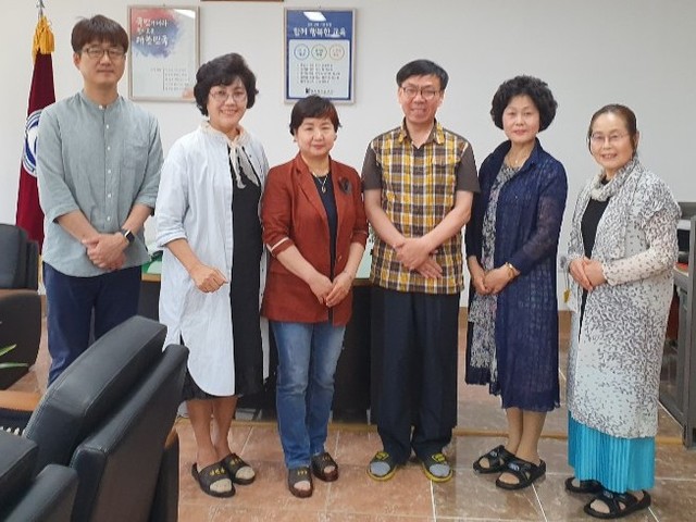 ▲ 제천시여성단체협의회 채희숙 회장과 이사진들이 제천여고에 장학금을 전달하고 학교 관계자들과 기념촬영을 하고 있다.ⓒ제천시여성단체협의회