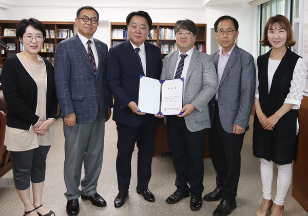 ▲ 한범덕 청주시장(청주시문화산업진흥재단 이사장)은 28일 집무실에서 문화도시 총괄기획자로 손동유 박사를 위촉했다ⓒ청주시