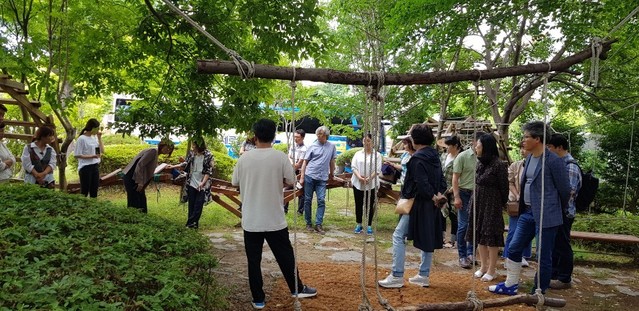 ▲ 세종교육원이 27일부터 28일까지 이틀간 ‘2019 학교공간혁신 관리자 역량강화 직무연수’를 운영했다. 사진은 지난 27일 광주극락초등학교, 광주청소년삶디자인센터를 방문해 관계자로부터 설명을 듣고 있는 연수단.ⓒ세종교육원