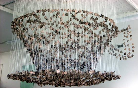 ▲ 2019청주공예비엔날레 D-100일을 앞두고 공개된 아프리카 출신 작가 응고지 에제마의 도자 작품.ⓒ2019청주공예비엔날레조직위원회