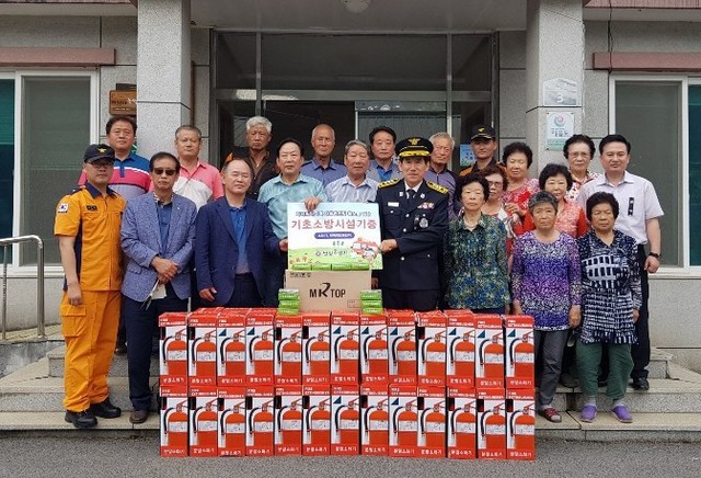 ▲ 28일 단양소방서가 단양군 매포읍 상시리마을을 '화재 없는 안전마을'로 선정하고 주민들과 기념촬영을 하고 있다.ⓒ단양소방서