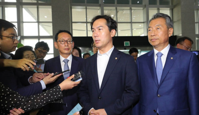 ▲ 28일 오전 11시 북한목선 의혹과 관련해 국방부를 항의방문한 김영우 의원 등 자유한국당 진상조사단. ⓒ뉴시스. 무단전재 및 재배포 금지.