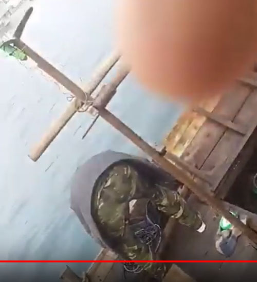 ▲ 공개된 영상에서 맨 뒤에 서 있던 사람이 허리를 숙인 모습. 위아래 모두 얼룩무늬 전투복이다. 이는 2017년부터 보급된 피복이다. ⓒ북한인민해방전선 제공