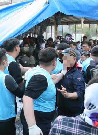 ▲ 50대 시민의 목을 조르는 용역업체 직원. ⓒ우리공화당