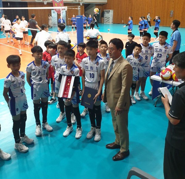 ▲ 28일 제천중학교에서 열린 ‘제55회 충청북도 협회장배 초등배구대회’ 결승에서 우승을 차지한 제천의림초등학교 남자부 배구팀이 우승컵을 받고 기념촬영을 하고 있다.ⓒ제천의림초등학교