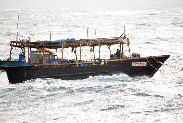 ▲ 일본 홋카이도 남부 해안에서 발견된 북한 어선. 이 정도 북한 어선이면 상당히 좋은 편이다. ⓒ연합 EPA. 무단전재 및 재배포 금지.