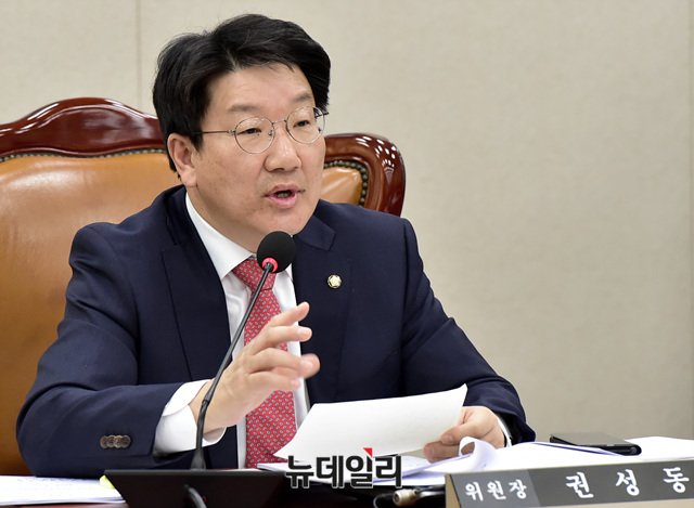 ▲ '강원랜드 채용 비리' 혐의에 대해 최근 1심에서 무죄 판결을 받은 권성동 자유한국당 의원.ⓒ뉴데일리 DB