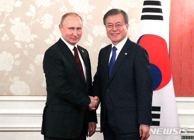 ▲ 문재인 대통령이 29일 오사카 리가로얄 호텔에서 블라디미르 푸틴 러시아 대통령과 정상회담을 하고 있다. ⓒ뉴시스