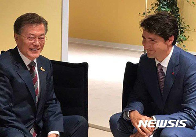 ▲ 2017년 7월 독일 함부르크에서 열린 G20 정상회의 당시 약식 회담을 갖는 문재인 대통령과 저스틴 트뤼도 캐나다 총리. ⓒ뉴시스. 무단전재 및 재배포 금지.