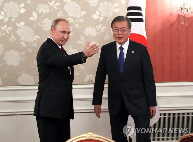 문재인 대통령과 푸틴 러시아 대통령이 29일 오사카 한 호텔에서 열린 한-러 정상회담에서 자리로 향하고 있다. ⓒ연합뉴스