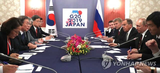 ▲ 문재인 대통령이 29일 자정을지난 시간에 오사카 한 호텔에서 러시아 블라디미르 푸틴 대통령과 정상회담을 하고 있다. ⓒ연합뉴스