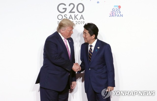 ▲ 트럼프 미국 대통령이 28일 오전 인텍스 오사카에서 열린 G20 정상회의 공식환영식에서 의장국인 일본 아베 신조 총리와 인사하고 있다. ⓒ연합뉴스