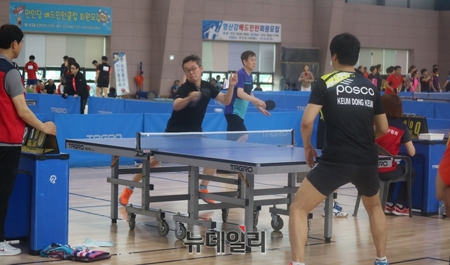 ▲ 포항시탁구협회가 주최하고 뉴데일리 대구경북과 포항시탁구협회가 주관한 ‘제1회 경북직장동호인 탁구대회’가 29일 오전 포항시 다목적체육관인 ‘만인당’에서 경북도청, 포스코 등 직장탁구동호인 500여명이 참석했다.ⓒ뉴데일리