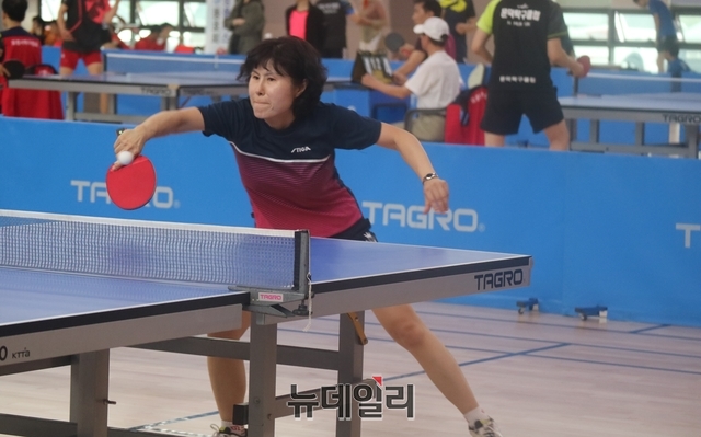 ▲ 이날 대회에는 여성 탁구동호인도 다수 참가해 서로 갈고닦은 기량을 겨뤘다.ⓒ뉴데일리