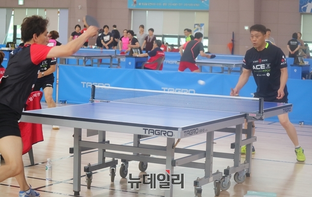 ▲ 개인전과 단체전 결승전에서 맞붙은 팀은 회사 명예를 걸고 구슬같은 땀방울을 흘리며 한손한손 공에 혼신의 정열을 쏟았다.ⓒ뉴데일리