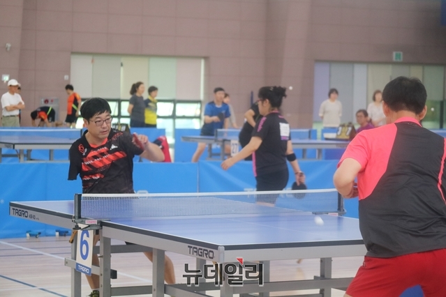 ▲ 오른팔 장애가 있는 박문성 와우탁구클럽이 대회에서 힘찬 드라이브를 하고 있다.ⓒ뉴데일리