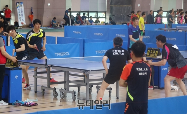 ▲ ‘제1회 경북직장동호인 탁구대회’ 남자복식 경기에서 선수들이 혼신의 힘을 쏟으며 경기에 임하고 있다.ⓒ뉴데일리