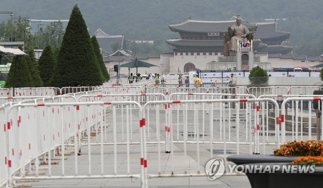 ▲ 도널드 트럼프 미국 대통령 방한일인 29일 서울 광화문 광장에 출입을 통제하는 펜스가 설치돼 있다. ⓒ 연합뉴스