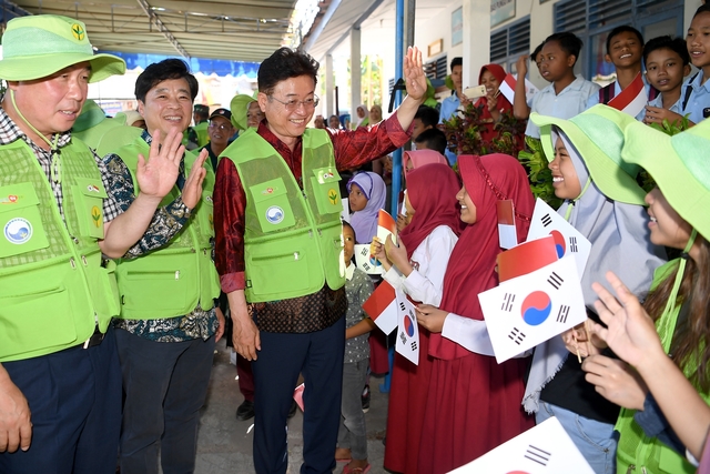 ▲ 블레베란마을 새마을현장 방문에서 현지인의 환영을 받고 있는 이철우 지사(중간).ⓒ경북도
