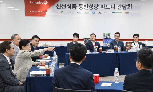 ▲ 28일 서울 등촌동 홈플러스 본사에서 열린 ‘신선식품 동반성장 파트너 간담회’에서 임일순 홈플러스 사장과 신선식품 협력사 대표들이 상품 품평과 함께 상품 개발, 매출 활성화를 위한 협업 방안에 관해 논의하고 있다. ⓒ홈플러스