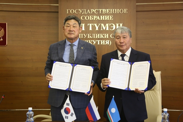 ▲ 장경식 경북도의회 의장(왼쪽)이 러시아 극동연방공화국인 사하공화국의회와 우호협력 협약서를 체결하고 향후 지방의회 차원의 한-러 교류활성화에 나서기로 했다.ⓒ경북도의회